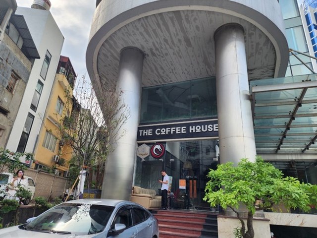 The Coffee House, bên trong tòa nhà Việt Tower (còn được gọi là Parkson Thái Hà) nơi xảy ra vụ việc.