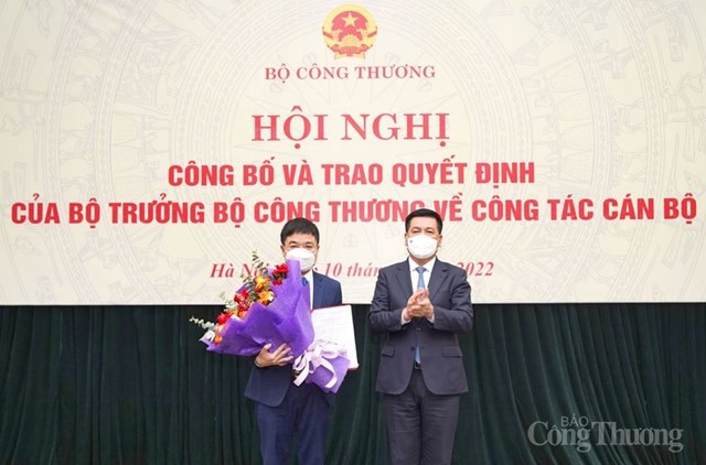 Bộ trưởng Nguyễn Hồng Di&ecirc;n trao quyết định bổ nhiệm