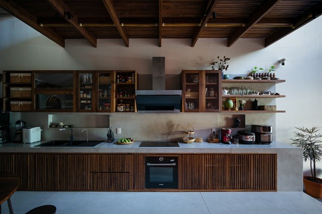Tủ bếp bằng gỗ với thiết kế vừa hiện đại, với truyền thống.