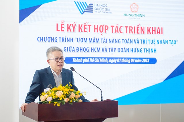 GS. Ng&ocirc; Bảo Ch&acirc;u chia sẻ với sinh vi&ecirc;n, học sinh Đại học Quốc gia TP.HCM.