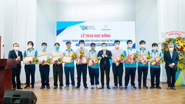 &Ocirc;ng Nguyễn Đ&igrave;nh Trung, PGS.TS Vũ Hải Qu&acirc;n v&agrave; GS. Ng&ocirc; Bảo Ch&acirc;u trao học bổng cho học sinh giỏi to&aacute;n của trường Phổ th&ocirc;ng Năng Khiếu, Đại học Quốc gia TP.HCM.