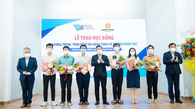 &Ocirc;ng Nguyễn Đ&igrave;nh Trung, PGS.TS Trần L&ecirc; Quan v&agrave; GS. Ng&ocirc; Bảo Ch&acirc;u trao học bổng cho sinh vi&ecirc;n giỏi chuy&ecirc;n ng&agrave;nh To&aacute;n - Tin Đại học Quốc gia TP.HCM