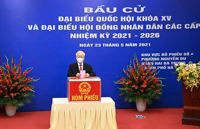Tổng B&iacute; thư Nguyễn Ph&uacute; Trọng đi bỏ phiếu.