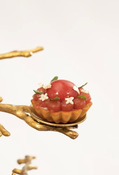 T&aacute;c phẩm Tomyum tart do&nbsp;Pastry chef Thu Th&ugrave;y thể hiện.