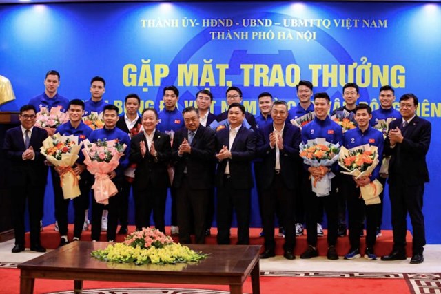 Th&agrave;nh phố H&agrave; Nội trao thưởng cho đội tuyển Việt Nam v&agrave; c&aacute;c cầu thủ H&agrave; Nội &nbsp;