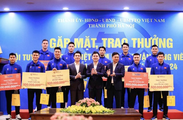 Tập đo&agrave;n T&amp;T Group v&agrave; Ng&acirc;n h&agrave;ng SHB trao thưởng cho c&aacute;c cầu thủ CLB H&agrave; Nội v&agrave; CLB C&ocirc;ng an H&agrave; Nội. &nbsp;