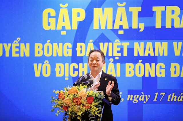 Nh&agrave; s&aacute;ng lập, Chủ tịch điều h&agrave;nh Tập đo&agrave;n T&amp;T Group, Chủ tịch Ng&acirc;n h&agrave;ng SHB, &ocirc;ng Đỗ Quang Hiển ch&uacute;c mừng th&agrave;nh t&iacute;ch của c&aacute;c cầu thủ H&agrave; Nội v&agrave; đội tuyển Việt Nam. &nbsp;