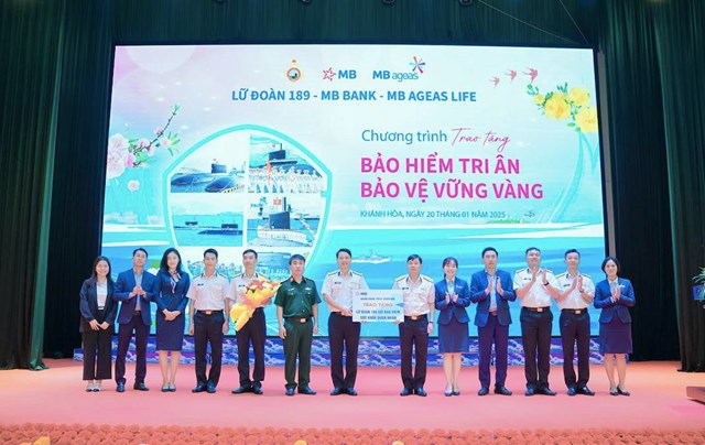 Đại điện MB Bank v&agrave; MB Ageas Life trao tặng Bảo hiểm Ung thư cho c&aacute;c chiến sỹ Lữ đo&agrave;n 189