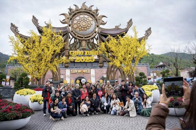 H&#224;ng ngh&#236;n du kh&#225;ch đến du xu&#226;n tại Sun World Ba Na Hills dịp đầu năm mới 2025 - Ảnh 1