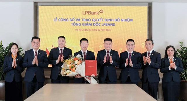 Hội đồng quản trị LPBank v&agrave; Ban kiểm so&aacute;t ch&uacute;c mừng &ocirc;ng Vũ Quốc Kh&aacute;nh - T&acirc;n Tổng Gi&aacute;m đốc.