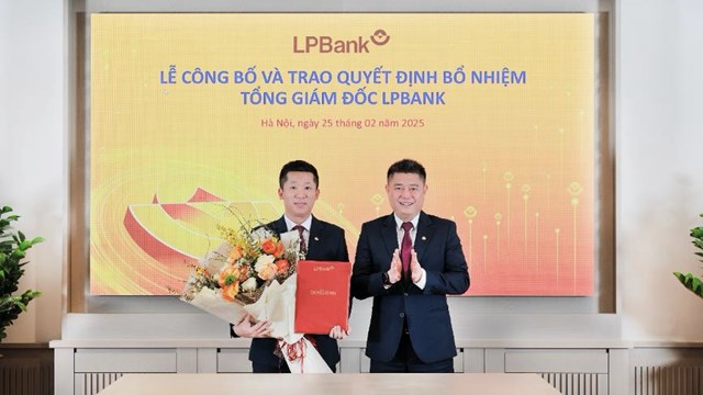 &Ocirc;ng Nguyễn Đức Thụy &ndash; Chủ tịch HĐQT LPBank (phải) trao quyết định bổ nhiệm cho &ocirc;ng Vũ Quốc Kh&aacute;nh &ndash; Tổng Gi&aacute;m đốc LPBank (tr&aacute;i) &nbsp;