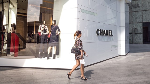 Chỉ trong v&ograve;ng nửa năm, Chanel đ&atilde; tăng gi&aacute; tới 4 lần.