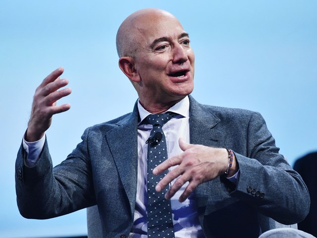 Jeff Bezos lọt v&agrave;o danh s&aacute;ch 400 người gi&agrave;u nhất nước Mỹ một năm sau khi Amazon IPO.