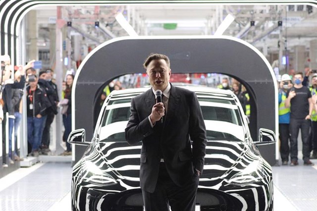 Tỷ ph&uacute; Elon Musk b&agrave;y tỏ sự tự tin khi c&oacute; thể sản xuất 1,5 triệu xe điện trong năm 2022.