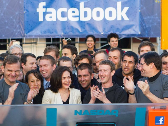 Mark Zuckerberg đạt được cột mốc sự nghiệp đ&aacute;ng nhớ&nbsp; khi Facebook IPO tr&ecirc;n s&agrave;n Nasdaq.
