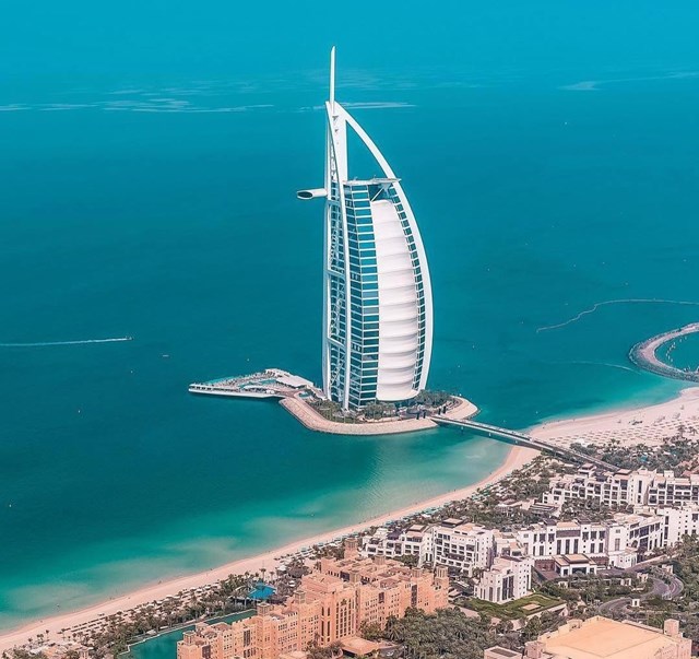 N&oacute;i đến những kh&aacute;ch sạn sang trọng, đẳng cấp nhất thế giới hiện nay, nhiều người sẽ nhớ ngay đến&nbsp;Burj Al Arab ở Dubai, kh&aacute;ch sạn hạng sang được mệnh danh l&agrave; "kh&aacute;ch sạn 7 sao đầu ti&ecirc;n" của thế giới.