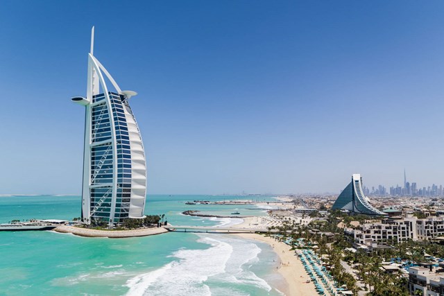 Burj Al Arab g&acirc;y ấn tượng trong h&igrave;nh d&aacute;ng như một c&aacute;nh buồm khổng lồ nổi tr&ecirc;n mặt biển. ​ &nbsp;