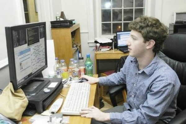 Từ khi mới 12 tuổi, Zuckerberg đ&atilde; tạo ra một chương tr&igrave;nh nhắn tin tức thời v&agrave; đặt t&ecirc;n l&agrave; ZuckNet