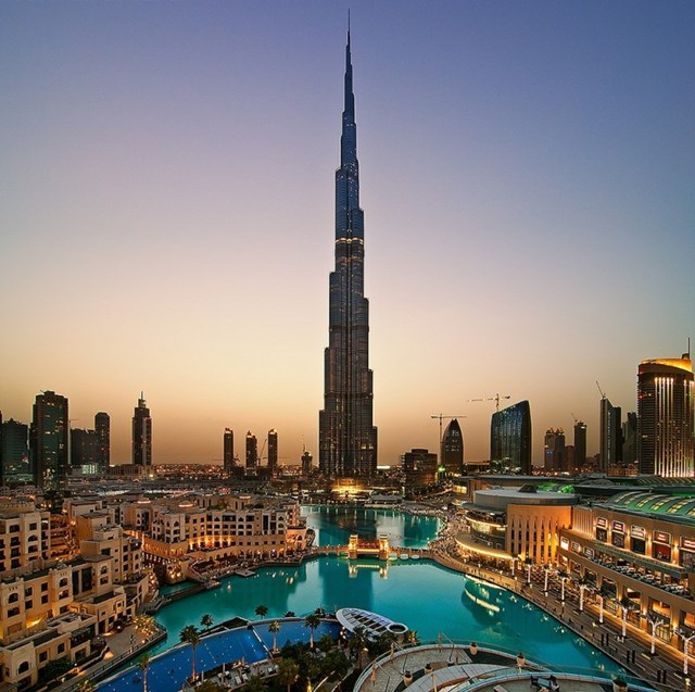 Với chiều cao ấn tượng 828m với 164 tầng, Burj Khalifa hiện l&ecirc;n như một c&acirc;y kim xuy&ecirc;n thủng bầu trời th&agrave;nh phố. Độ cao n&agrave;y của Burj gấp 3 lần th&aacute;p Eiffel v&agrave; cao gần gấp đ&ocirc;i t&ograve;a nh&agrave; Empire State.