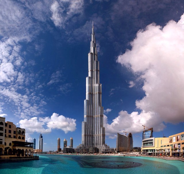 T&ograve;a th&aacute;p ban đầu được đặt t&ecirc;n l&agrave; Burj Dubai nhưng sau đ&atilde; đổi th&agrave;nh Burj Khalifa. Nguy&ecirc;n nh&acirc;n được cho l&agrave; gi&aacute; c&aacute;c căn hộ ở đ&acirc;y qu&aacute; đắt đỏ khiến c&ocirc;ng tr&igrave;nh l&acirc;m v&agrave;o cảnh ế ẩm. Dubai buộc phải t&igrave;m đến Tiểu vương của Abu Dhabi l&agrave; Sheikh Khalifa bin Zayed Al Nahyan để xin sự gi&uacute;p đỡ v&agrave; được &ocirc;ng hỗ trợ h&agrave;ng tỷ đ&ocirc; la trang trải c&aacute;c khoản nợ nần.