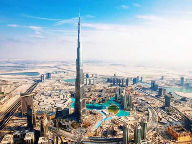 Nằm ở trung t&acirc;m th&agrave;nh phố Dubai, t&ograve;a th&aacute;p cao chọc trời&nbsp;Burj Khalifa được xem l&agrave; một điểm nhấn của đất nước gi&agrave;u c&oacute;.&nbsp; &nbsp;
