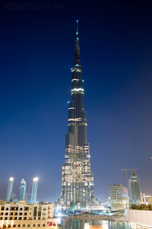 Thiết kế độc đ&aacute;o như c&acirc;y kim "chọc thủng" trời n&agrave;y kh&ocirc;ng chỉ gi&uacute;p giảm t&aacute;c động của sức gi&oacute; l&ecirc;n t&ograve;a nh&agrave; m&agrave; c&ograve;n đem đến cho những người sinh sống v&agrave; l&agrave;m việc trong&nbsp;Burj Khalifa tầm nh&igrave;n tho&aacute;ng. &nbsp;