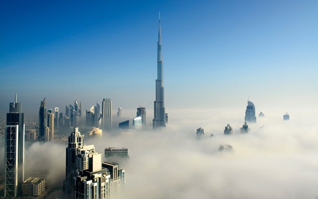 T&ograve;a nh&agrave; chọc trời n&agrave;y c&oacute; hơn 1.000 căn hộ cao cấp, 50 tầng văn ph&ograve;ng v&agrave; v&agrave;i kh&aacute;ch sạn sang trọng. Đ&agrave;i quan s&aacute;t của Burj Khalifa nằm ở tầng 148 của t&ograve;a th&aacute;p, tr&ecirc;n độ cao hơn 555m so với mặt đất.&nbsp;V&agrave;o những ng&agrave;y sương m&ugrave;, người l&agrave;m việc ở tầng cao thậm ch&iacute; kh&ocirc;ng thể nh&igrave;n được xuống b&ecirc;n dưới th&agrave;nh phố.