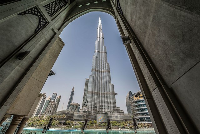 Do được x&acirc;y dựng giữa sa mạc, Burj Khalifa c&oacute; thể chịu được c&aacute;i n&oacute;ng l&ecirc;n tới 120 độ C. Nhiệt độ giữa tầng thấp nhất v&agrave; cao nhất t&ograve;a th&aacute;p ch&ecirc;nh lệch l&ecirc;n tới 15 độ C.