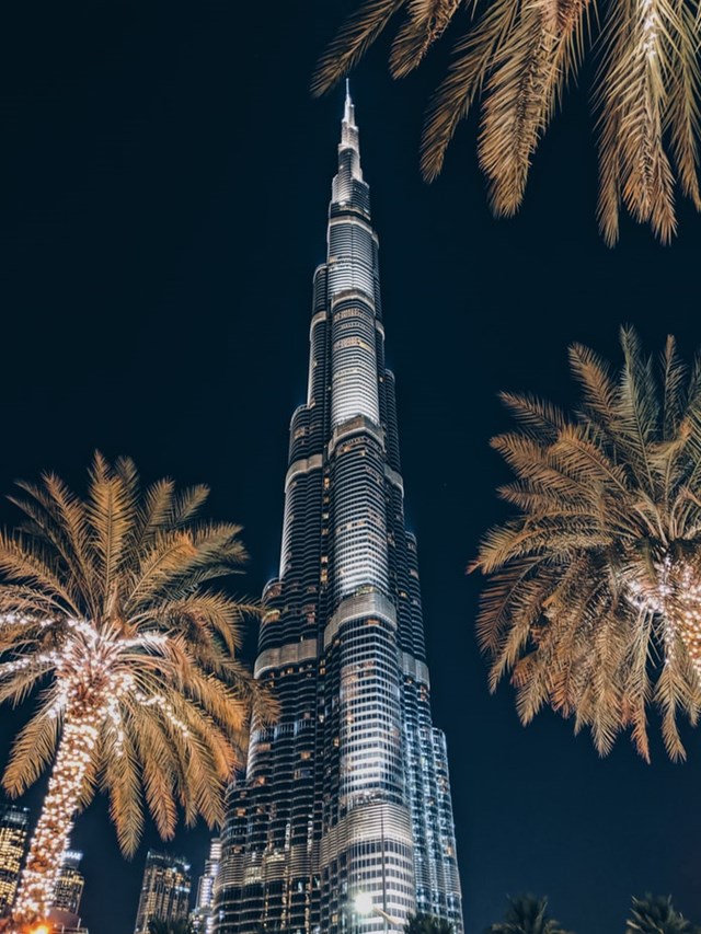 C&oacute; 54 thang m&aacute;y sẽ đưa bạn l&ecirc;n đ&agrave;i quan s&aacute;t với tốc độ 10m/s. Điều đ&oacute; c&oacute; nghĩa,&nbsp;thời gian thang m&aacute;y Burj Khalifa di chuyển để đến tầng quan s&aacute;t n&agrave;y chỉ khoảng 1 ph&uacute;t. &nbsp;
