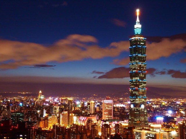 Từ 18-22h mỗi ng&agrave;y, th&aacute;p nhọn tr&ecirc;n đỉnh Taipei 101 sẽ được thắp s&aacute;ng bằng 7 m&agrave;u quang phổ, mỗi ng&agrave;y tương ứng với mỗi m&agrave;u kh&aacute;c nhau theo thứ tự: đỏ, cam, v&agrave;ng, lục, lam, t&iacute;m, t&iacute;a. Nh&igrave;n từ ph&iacute;a xa, những tia s&aacute;ng được thắp tại đỉnh hiện l&ecirc;n như ngọn đuốc s&aacute;ng rực giữa bầu trời đ&ecirc;m.