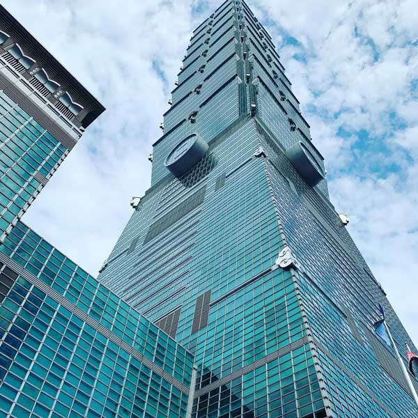 Taipei 101 nổi bật giữa kh&ocirc;ng gian khi được c&aacute;c kiến tr&uacute;c sư kho&aacute;c tấm &aacute;o k&iacute;nh m&agrave;u lục lam d&agrave;y hai lớp, v&agrave; được tr&aacute;ng men, c&oacute; khả năng bảo vệ nhiệt, chống lại sức n&oacute;ng của Mặt trời l&ecirc;n tới 50%.&nbsp; &nbsp;