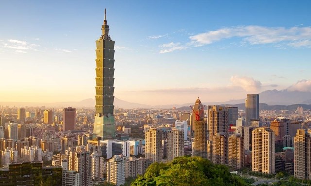 Kh&ocirc;ng chỉ g&acirc;y ấn tượng bởi chiều cao chọc trời, Taipei 101 c&ograve;n sở hữu thiết kế độc đ&aacute;o. T&ograve;a th&aacute;p tr&ocirc;ng như một c&acirc;y tre vươn thẳng l&ecirc;n bầu trời xanh với c&aacute;c tầng chồng l&ecirc;n nhau, nh&igrave;n như đốt tre.