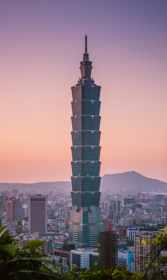 Nằm ở quận&nbsp;Xinyi, Đ&agrave;i Bắc, to&agrave; th&aacute;p Taipei 101 (hay th&aacute;p Đ&agrave;i Bắc 101) từng được mệnh danh l&agrave; cao nhất thế giới trước khi bị t&ograve;a Burj Khalifa ở Dubai so&aacute;n ng&ocirc;i năm 2010. &nbsp;