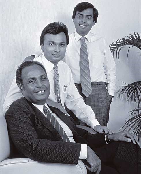 Cha của&nbsp;Mukesh Ambani đ&atilde; x&acirc;y dựng đế chế kinh doanh v&agrave; truyền cho c&aacute;c con trai. Ảnh: SCMP