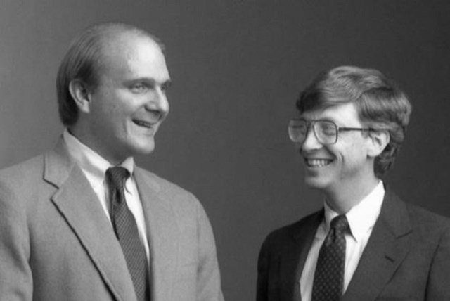 Steve Ballmers v&agrave; Bill Gates c&ugrave;ng ph&aacute;t triển Microsoft.