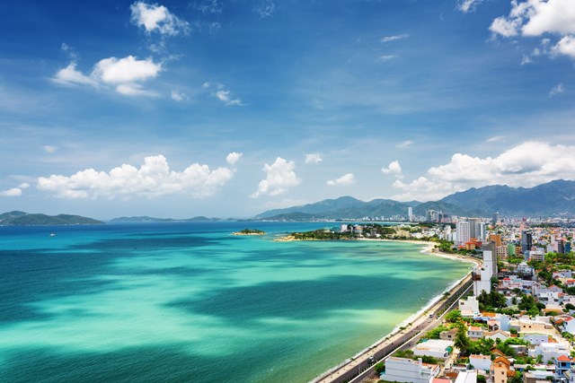 TP Nha Trang với lợi thế sở hữu cảnh quan thi&ecirc;n nhi&ecirc;n đẹp, bờ biển d&agrave;i.&nbsp;