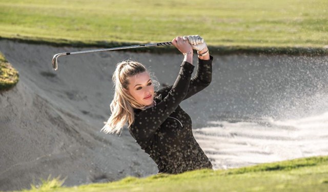 D&ugrave; l&agrave; tay golf nghiệp dư nhưng Bella&nbsp;cũng g&acirc;y tiếng vang khi nhận suất tham dự c&aacute;c giải đấu ở những s&acirc;n golf nổi danh như Royal Dornoch ở Scotland, Emirates Golf Club ở Dubai...