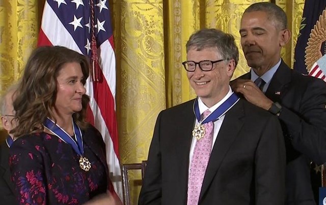 Cặp vợ chồng được cựu tổng thống Mỹ Barack Obama trao tặng huy chương tự do của tổng thống năm 2016 từ v&igrave; những đ&oacute;ng g&oacute;p của cả 2 cho x&atilde; hội.