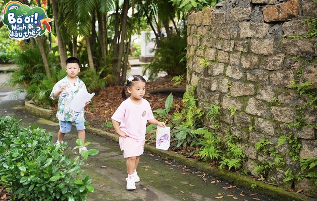 Minh Kh&ocirc;i&nbsp;giữ vững vai tr&ograve; &ldquo;đ&agrave;n anh&rdquo;, hướng dẫn v&agrave; hỗ trợ em MinHee.