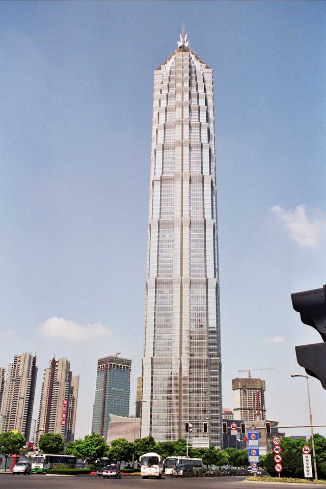 Được ho&agrave;n th&agrave;nh năm 1999 , th&aacute;p Jin Mao cao 420m với 88 tầng, nằm tr&ecirc;n khu&ocirc;n vi&ecirc;n rộng đến 2,5 ha. Chi ph&iacute; x&acirc;y dựng của t&ograve;a th&aacute;p v&agrave;o khoảng 530 triệu USD với sự g&oacute;p sức của đội ngũ thiết kế của c&ocirc;ng ty Skidmore, Owings &amp; Merrill (SOM) c&oacute; trụ sở ở Chicago.