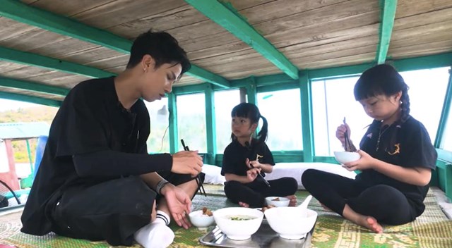 Bố ơi m&#236;nh đi đ&#226;u thế? 2025 tập 1: Trung Ruồi gặp “kh&#243;” v&#236; con g&#225;i sợ bẩn, Neko L&#234; “to&#225;t mồ h&#244;i” khi hai con chọn ở nh&#224; thuyền - Ảnh 2
