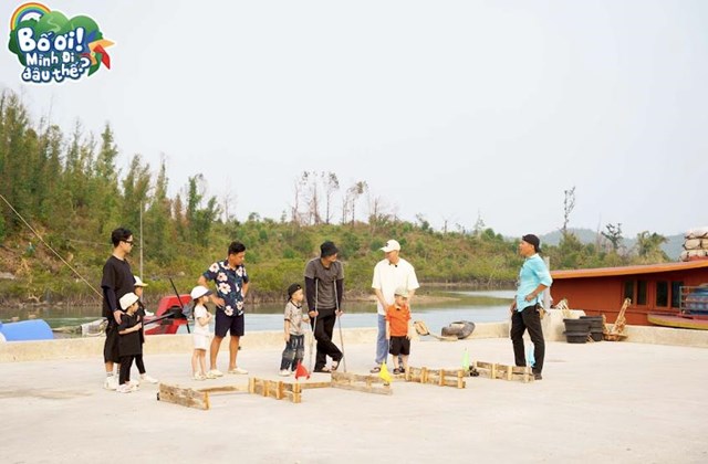C&aacute;c cặp bố con trong thử th&aacute;ch đua cua.