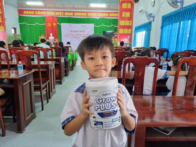 B&eacute; Nguyễn Ho&agrave;ng Thanh vui mừng khoe phần sữa nhận được từ Nutifood