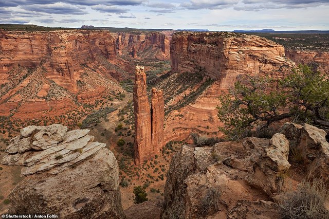 Nằm ở ph&iacute;a Đ&ocirc;ng Bắc Arizona, Canyon de Chelly National Monument l&agrave; qu&ecirc; hương của những người thuộc bộ tộc Navajo trong gần 5.000 năm. Đến với hẻm n&uacute;i n&agrave;y, bạn sẽ c&oacute; cơ hội chi&ecirc;m ngưỡng, kh&aacute;m ph&aacute; đ&aacute; nhện v&agrave; những mặt v&aacute;ch đ&aacute; sa thạch.