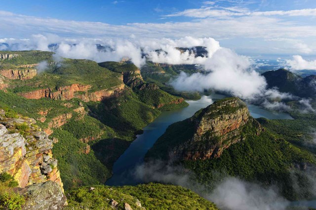 Hẻm n&uacute;i Blyde River, ở Mpumalanga, miền đ&ocirc;ng Nam Phi được biết đến nhờ cấu tr&uacute;c đ&aacute; m&ecirc; hoặc, th&aacute;c nước đẹp v&agrave; hang động &lsquo;Echo Caves&rsquo; cổ đại. Blyde River&nbsp;d&agrave;i 26 km v&agrave; l&agrave; hẻm n&uacute;i lớn thứ ba tr&ecirc;n Tr&aacute;i đất, sau Grand Canyon v&agrave; Fish River Canyon.