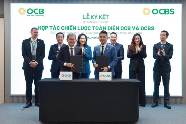 &Ocirc;ng Phạm Hồng Hải &ndash; Tổng Gi&aacute;m đốc OCB &nbsp;v&agrave; &ocirc;ng Nguyễn Đức Qu&acirc;n T&ugrave;ng &ndash; Th&agrave;nh vi&ecirc;n HĐQT ki&ecirc;m Tổng Gi&aacute;m đốc OCBS đại diện k&yacute; kết thỏa thuận hợp t&aacute;c chiến lược to&agrave;n diện &nbsp;