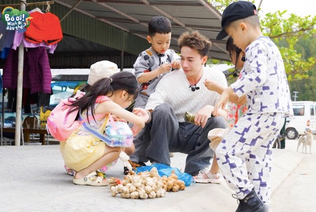 Bố ơi m&#236;nh đi đ&#226;u thế?2025 - tập 4: C&#225;c bố ra khơi thu hoạch &#39;h&#224;u&#39; trả nợ, xếp c&#224;o c&#224;o l&#225; dứa tặng con, S.T Sơn Thạch lần đầu l&#224;m bố chăm 5 con - Ảnh 3