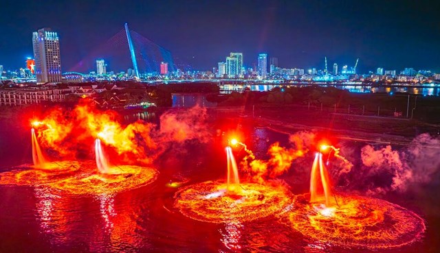 C&aacute;c vận động vi&ecirc;n Flyboards v&agrave; những m&agrave;n &ldquo;họa thủy&rdquo; thăng hoa trong &acirc;m nhạc, &aacute;nh s&aacute;ng của show diễn Symphony of River. Ảnh: Team Kim Li&ecirc;n. &nbsp;