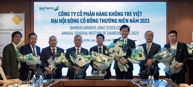 &Ocirc;ng Trần H&ograve;a B&igrave;nh (đứng thứ 3 từ tr&aacute;i sang) tại Đại hội đồng cổ đ&ocirc;ng thường ni&ecirc;n năm 2023 của Bamboo Airways.