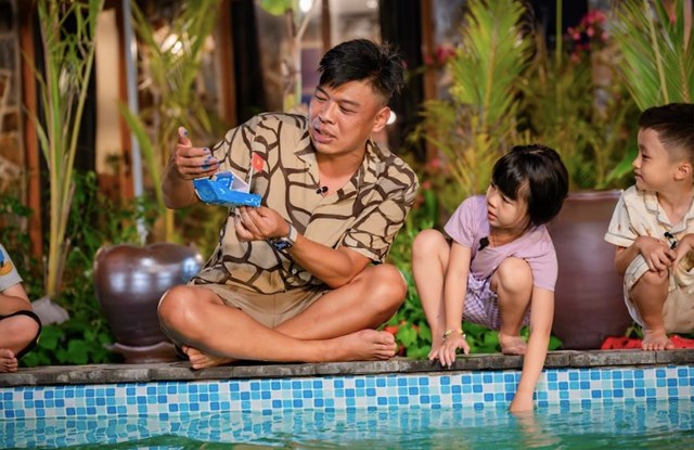 Bố ơi m&#236;nh đi đ&#226;u thế? 2025 - tập 8: Cười “vỡ bụng” cảnh Duy Hưng, Trung Ruồi, Neko L&#234; h&#224;o hứng bịt mắt bắt d&#234; nhưng lại vồ phải nhau - Ảnh 4